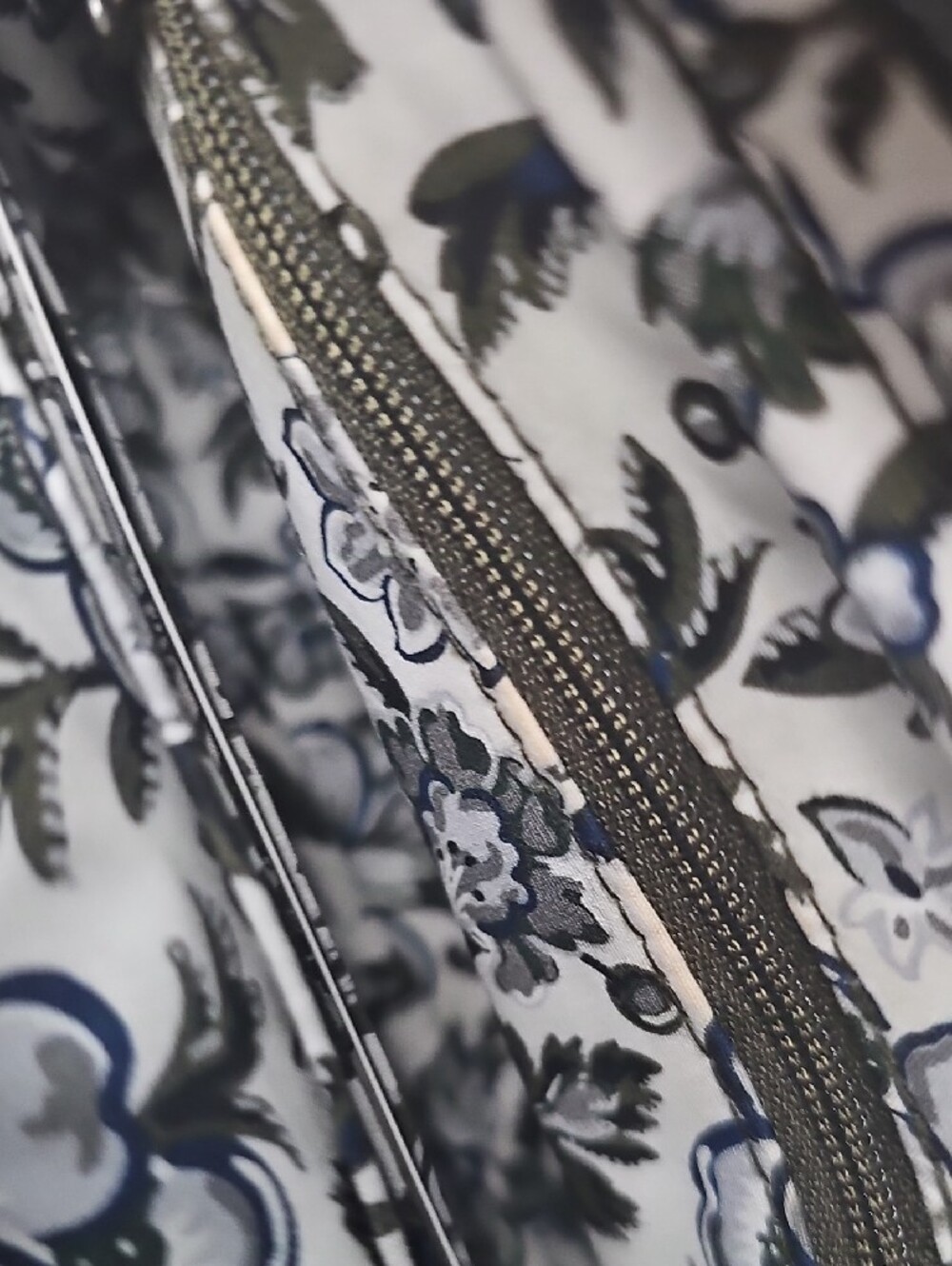 Vera Bradley Olive Crossbody Bag with Detachable Strap - Picture 5 of 7